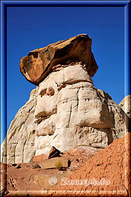 Rote Haube schütz darunter liegenden Sockel des Hoodoos