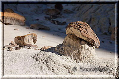 Wie ein Steinpilz steht der Hoodoo im Lehmboden