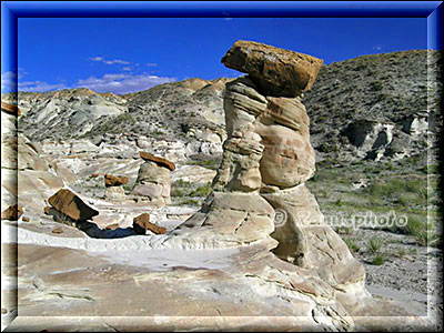 Hinter diesem Hoodoo führt ein unmarkierter Trail ins Rainbow Valley