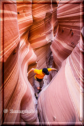 Kletterer auf dem Weg zum höchsten Punkt im Canyon