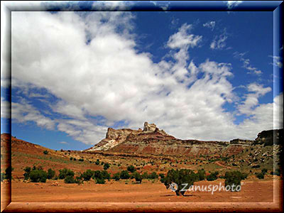 Im Hintergrund die Temple Mountains