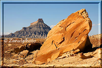 Felsbrocken im Hintergrund die Factory Butte