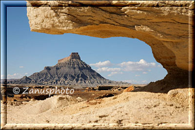 Durchblick zur Factory Butte