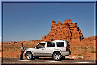 Jeep steht vor Felsgruppe am Highway