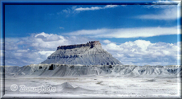 Factory Butte am Highway 24 nahe Cainville gelegen