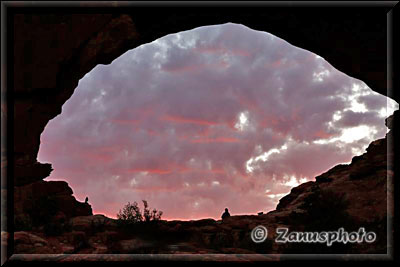 Rote angestrahlte Wolken schauen durch das North Window
