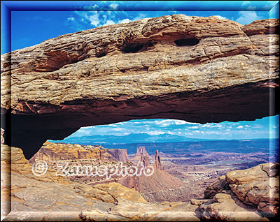 Blick durch den Mesa Arch ins Canyonland