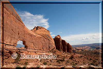 Jeep Arch, aus etwas größerer Entfernung lichten wir den Arch ab und zeigen damit auch eine längere Felswand welche die genaue Lage des Arch aufzeigt 