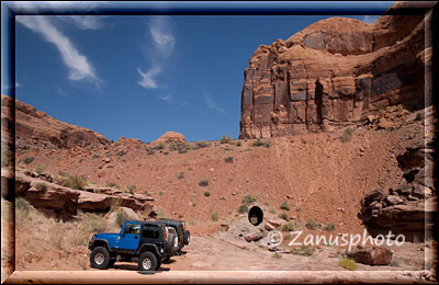 Jeep Arch, vor einer Metallröhre parken wir das Auto und gelangen so auf die Rückseite der davorstehenden Felswand