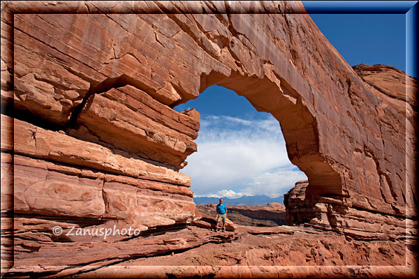 Jeep Arch, eine Person steht vor dem Jeep Arch