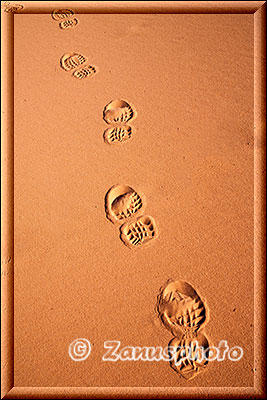 Fussspuren im Sand des Sand Cove