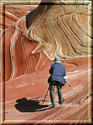 Fotograf mitten in der Wave stehend