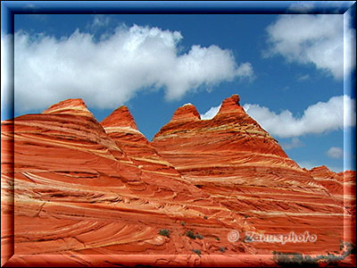 Wunderschöne rote Sandsteinformationen machen die Teepees aus