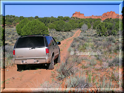 Jeep fährt auf Sandweg