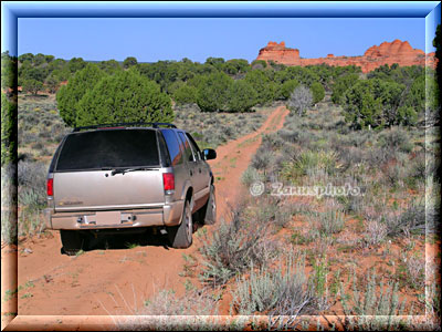 Jeep fährt auf Sandweg