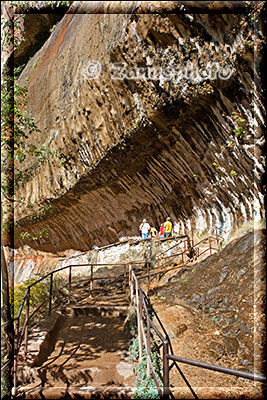 Weeping Rock mit ständig nachlaufenden Wasserfäden