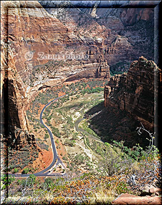 Tief unter uns liegt die Road im Zion Valley