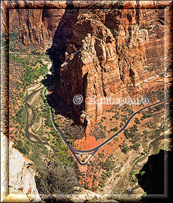 Bus Stop tief unter uns im Zion Valley