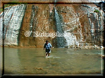 Wasser läuft an steiler Felswand herab