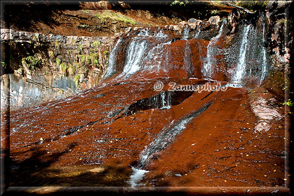 Kleiner Wasserfall im Creek