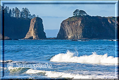 Riesige Felsen liegen nahe der Küste vor La Push