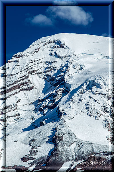 Detailansicht von Mount Rainier mit Schneemassen am Gipfel