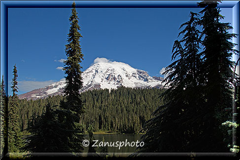 Mount Rainier am Reflection Lake in der Morgensonne