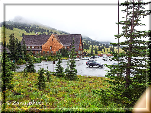 Hotels an der Station Sunrise mit Parkplatz davor