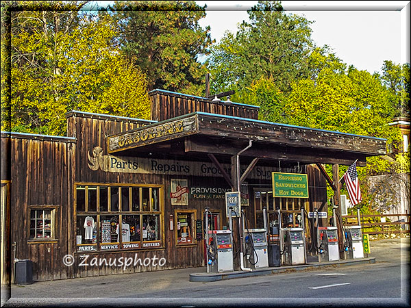 Tankstelle aus Holz gebaut