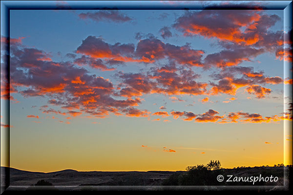 Rote Wölkchen am Himmel beim Sunset