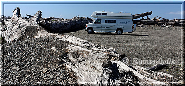 Ausweichparkplatz zwischen riesigen Baumstämmen an der Rialto Beach