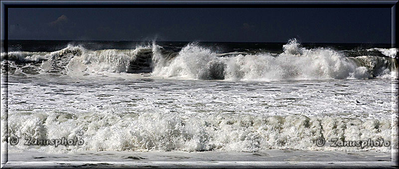 Weisse Gischt auflaufender Wellen an der Beach