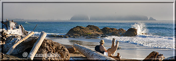 Wanderer genießt den Nachmittag an der Rialto Beach