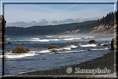 Wellen laufen über kleine Felsen an die Ruby Beach