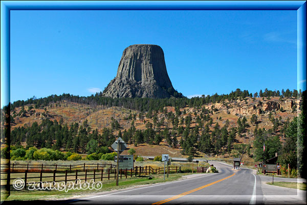 Devils Tower zeigt sich schon von weitem seinen Besuchern