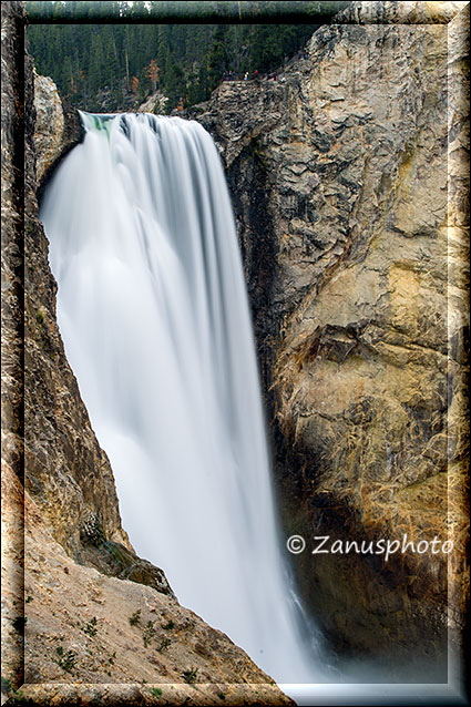 Gewaltig stĂĽrzen die Wassermassen in den Canyon