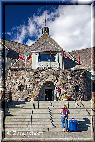 Timberline Lodge, die Zugangstreppe mit Gästen beim einchecken