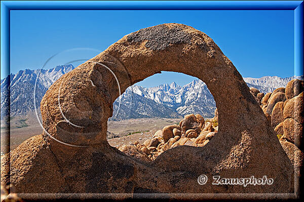 Alabama Hills, durchsicht durch den Whitney Portal Arch auf den Mt. Whitney im Hintergrund