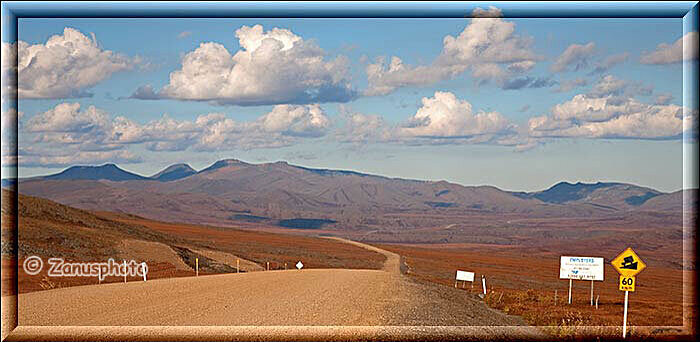 Der Dempster Highway läuft in die Hügel der Northwest Territories hinein