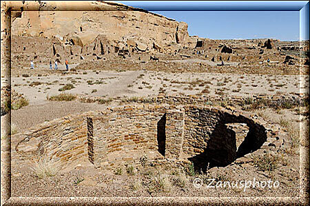 Chaco Canyon, schöne Ansicht einer tieferen Kiva vor uns