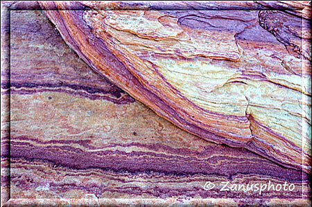 Valley of Fire, überall lassen sich farbige Stellen in den Felsplatten entdecken