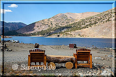 Yosemite - Saddlebag Lake, meine Frau sitzt auf der Bank am Lake mit guter Fernsicht 