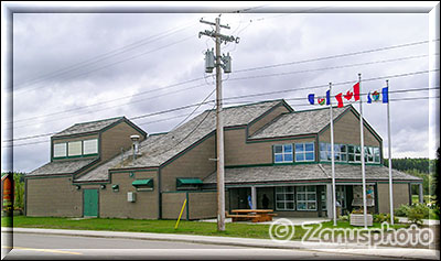 Visitor Center am Eingang zu Fort Simpson