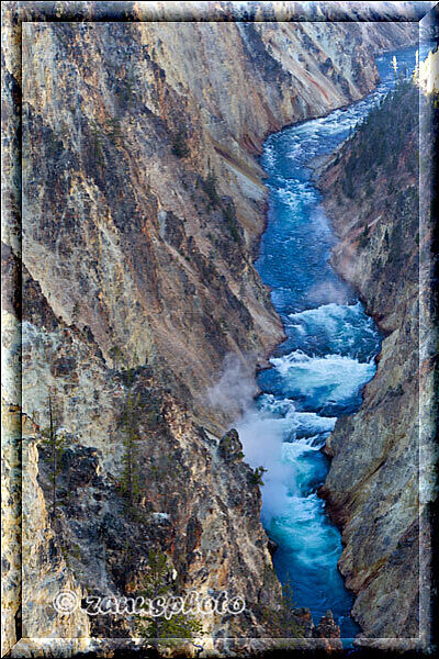 Grand Canyon, wir schauen auf den tief und noch im Schatten liegenden Yellowstone Canyon hinunter