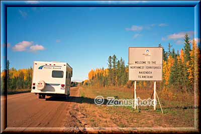 Camper auf Gravel Road in den Northwest Territories