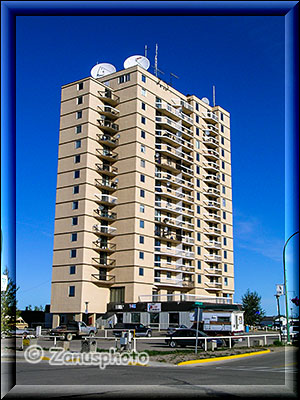 Modernes Hochhaus in der City of Hay River