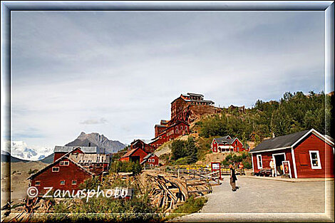 Kennicott, Minenansicht der Gebäude am Berghang