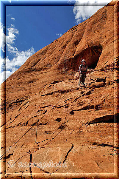 Corona Arch, entlang einiger Seilsicherungen kommen wir höher hinauf