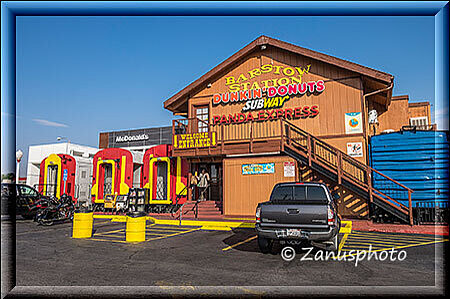 Barstow, in diesem Gebäude gibt es mehrere Shops die Lunch anbieten