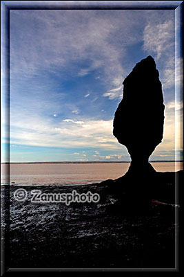 Einzelner Felsturm in Strandnähe